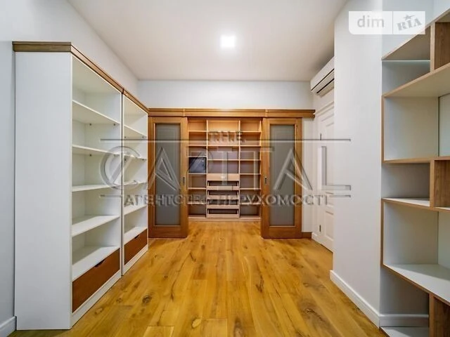 Sale of 4-room apartment 222 sq. m. on Oleksandra Konyskyi St. 4