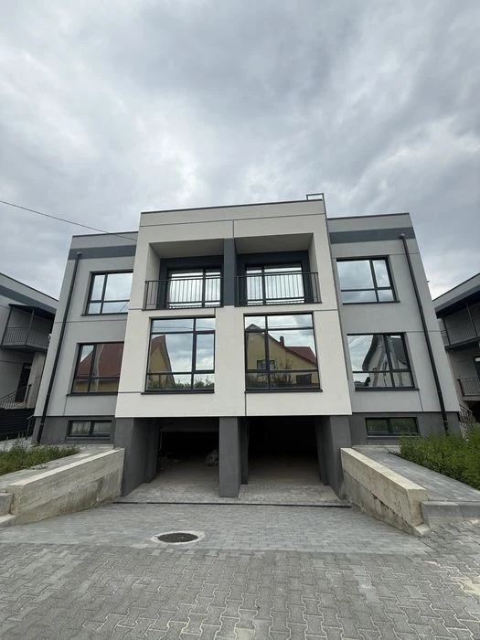 Квадрохаус з гаражем підсобним приміщенням