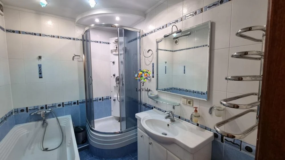 Продаж 2-к квартири з ремонтом та меблями, вул. Милославська