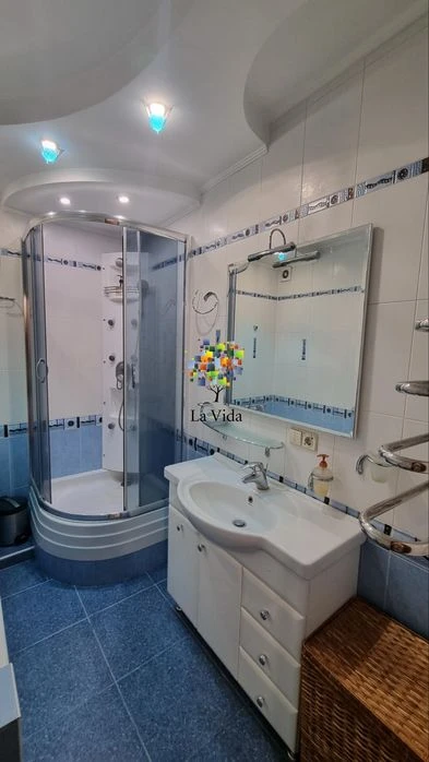 Продаж 2-к квартири з ремонтом та меблями, вул. Милославська