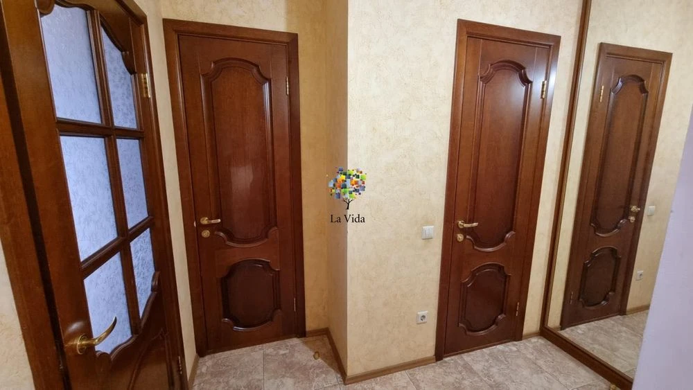 Продаж 2-к квартири з ремонтом та меблями, вул. Милославська