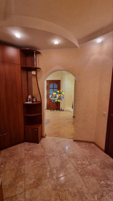 Продаж 2-к квартири з ремонтом та меблями, вул. Милославська