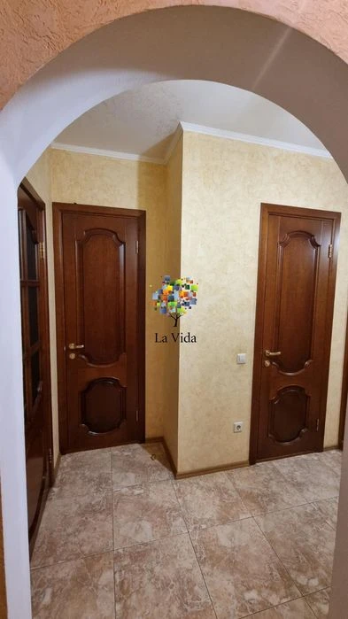 Продаж 2-к квартири з ремонтом та меблями, вул. Милославська