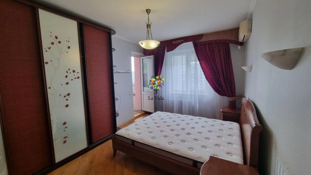 Продаж 2-к квартири з ремонтом та меблями, вул. Милославська