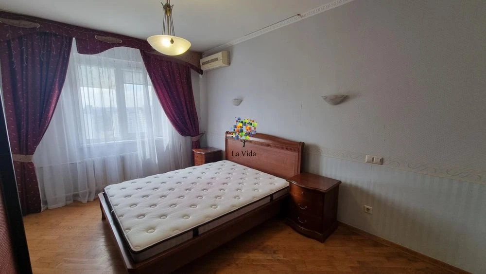 Продаж 2-к квартири з ремонтом та меблями, вул. Милославська