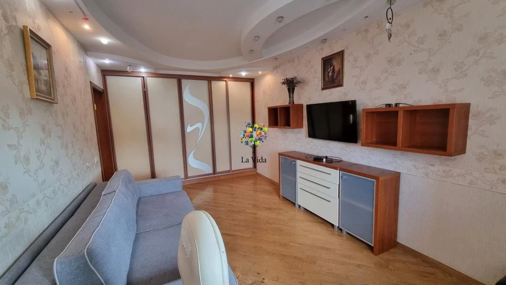 Продаж 2-к квартири з ремонтом та меблями, вул. Милославська