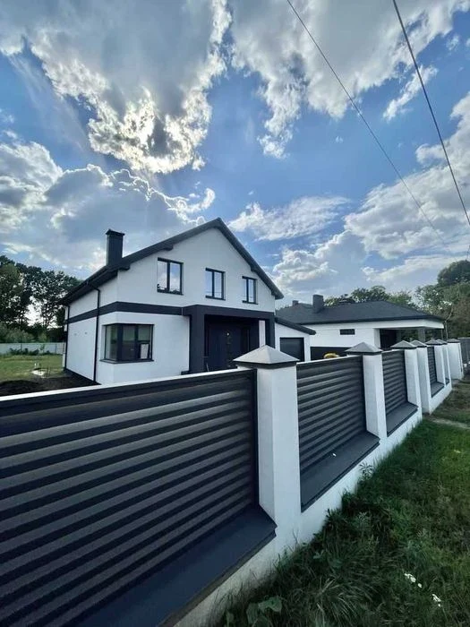 Будинок з євроремонтом та ділянкою 12 соток, в який закохуєш