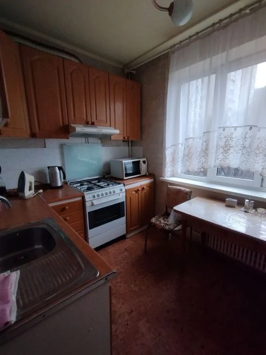 Продам 2х кімнатну квартиру з двома балконами біля метро Нау
