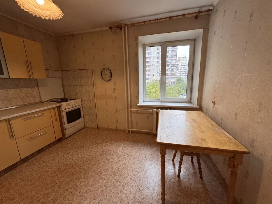 Продаж 2 кім. 70 кв.м. Троєщина