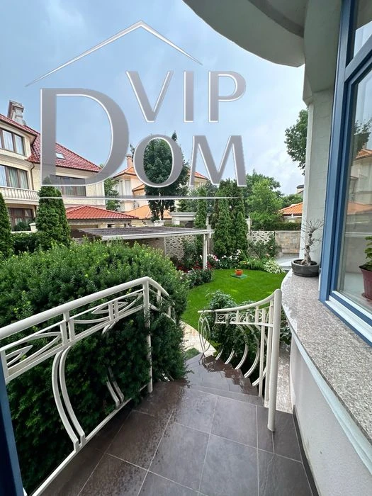 Квартира со своим участком, Музкомедия.
