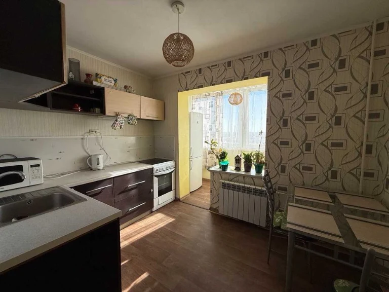 Bright and spacious 2-room apartment with a large kitchen — bu