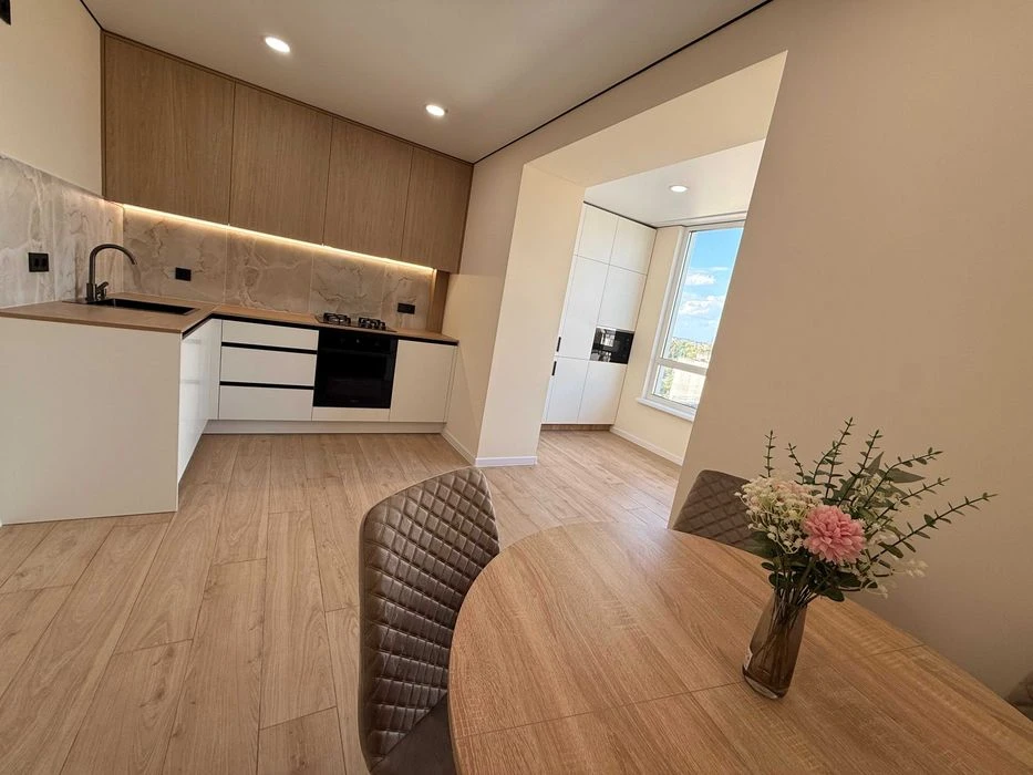 Продам 2-кімнатну квартиру з усіма меблями та технікою