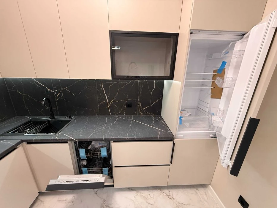 Продам 2-кімнатну квартиру з усіма меблями та технікою