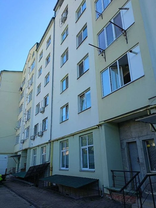 Продам 2 км квартиру під ремонт в закритому житловому компле