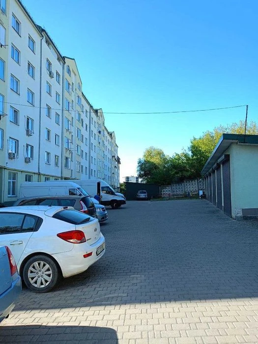 Продам 2 км квартиру під ремонт в закритому житловому компле