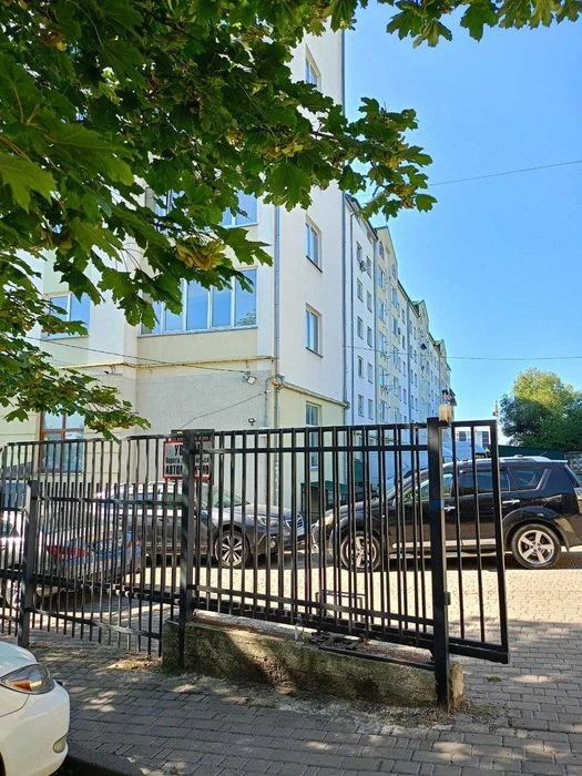 Продам 2 км квартиру під ремонт в закритому житловому компле