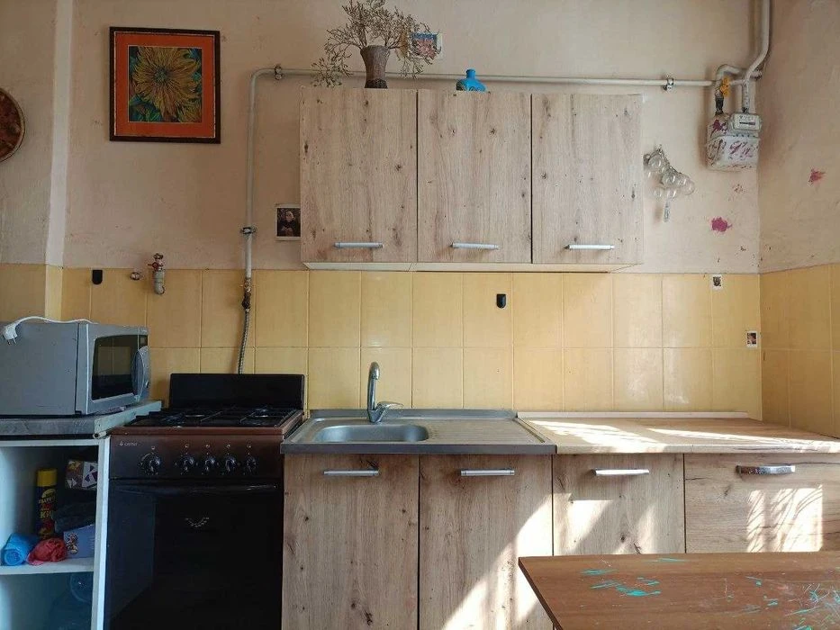 Продам 1 км квартиру в історичному центрі міста , в.Низова.