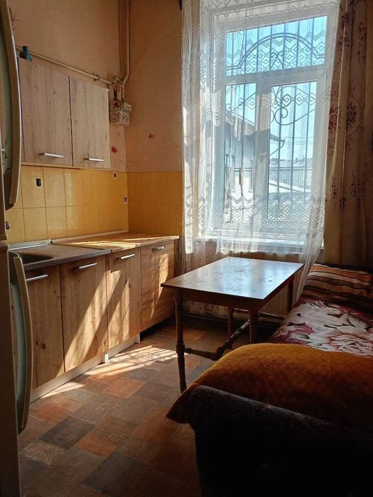 Продам 1 км квартиру в історичному центрі міста , в.Низова.