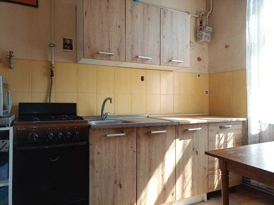 Продам 1 км квартиру в історичному центрі міста , в.Низова.