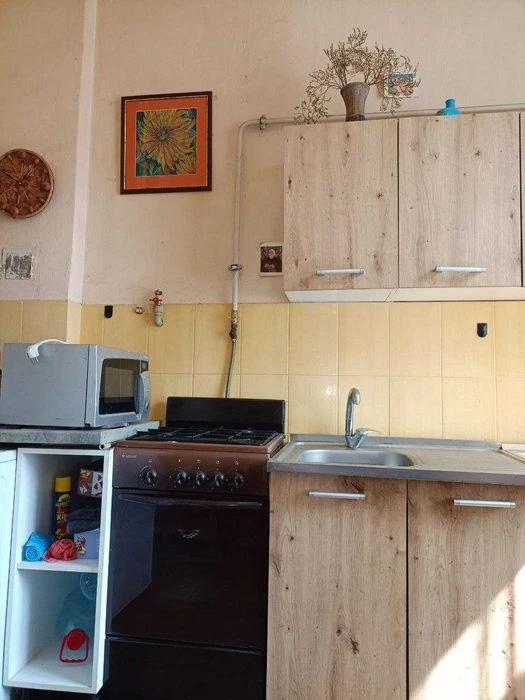 Продам 1 км квартиру в історичному центрі міста , в.Низова.
