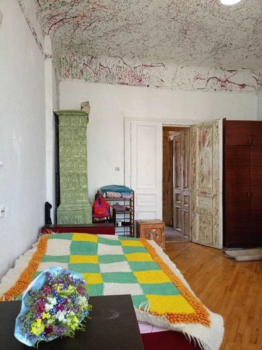 Продам 1 км квартиру в історичному центрі міста , в.Низова.