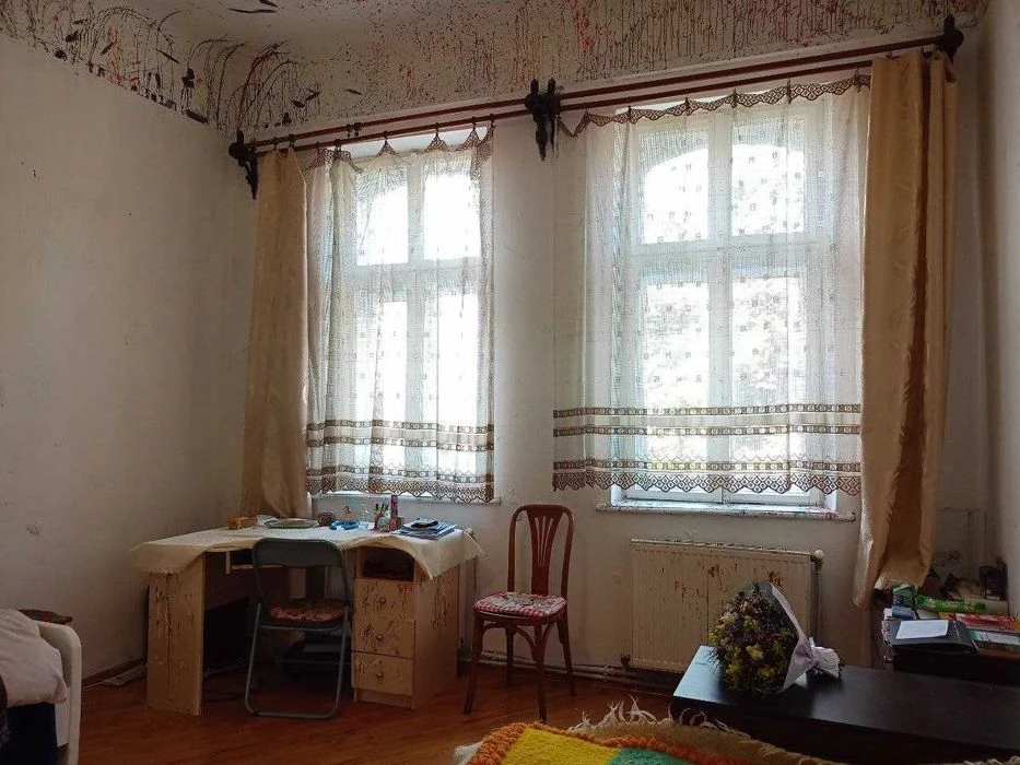 Продам 1 км квартиру в історичному центрі міста , в.Низова.