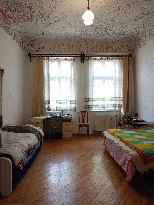 Продам 1 км квартиру в історичному центрі міста , в.Низова.