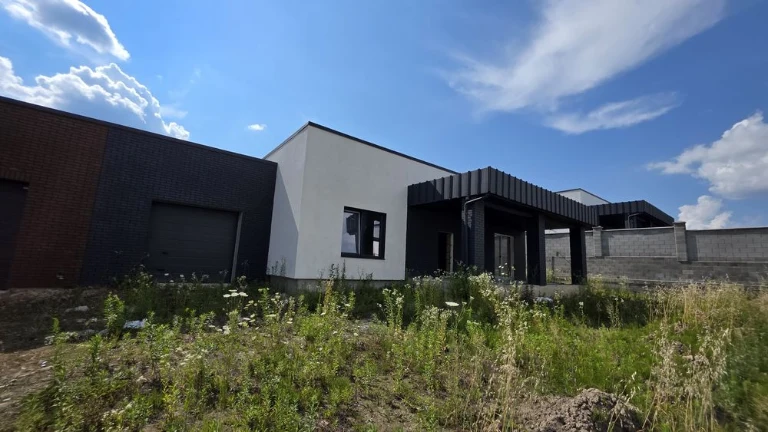 Продаж будинку з гаражем та міськими комунікаціями
