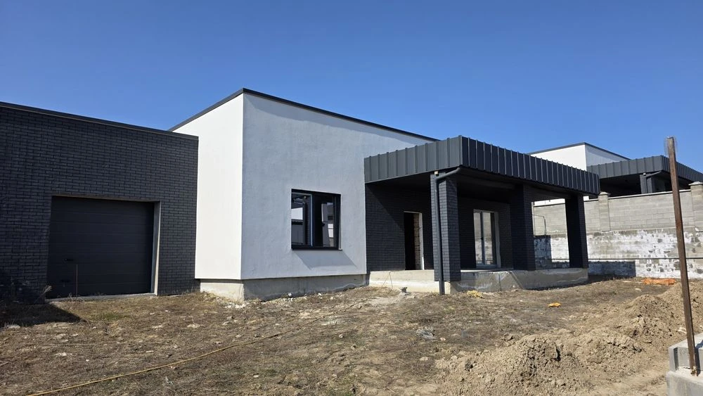Продаж будинку з гаражем та міськими комунікаціями