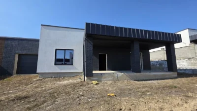 Продаж будинку з гаражем та міськими комунікаціями