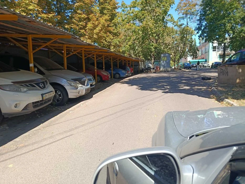 продам  парковку
