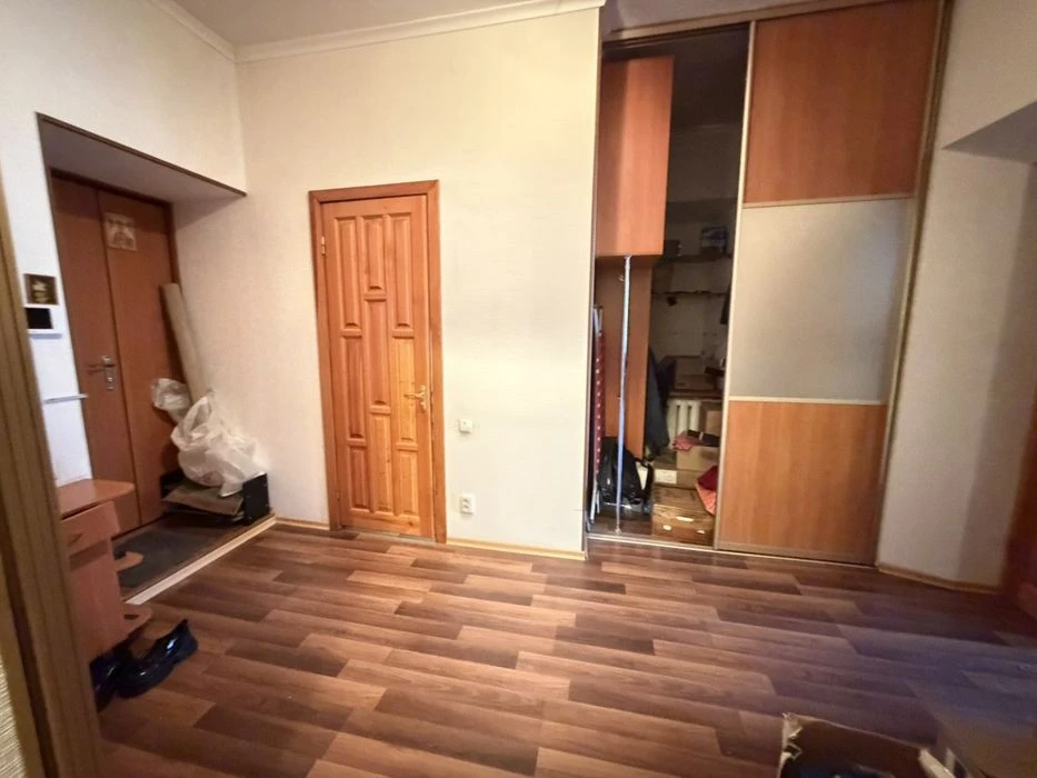 Sale of a 3-room apartment in the center with a basement in Zaporozhye