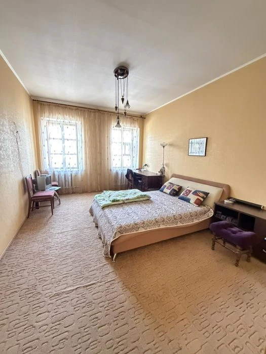 Sale of a 3-room apartment in the center with a basement in Zaporozhye
