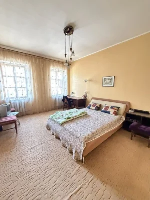 Sale of a 3-room apartment in the center with a basement in Zaporozhye