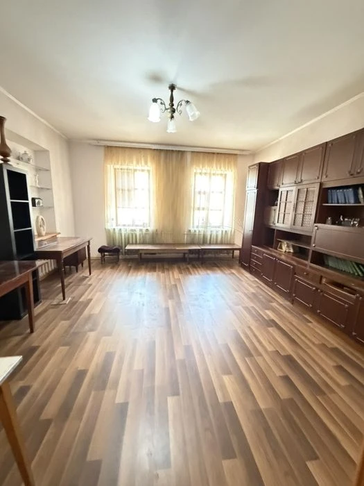 Sale of a 3-room apartment in the center with a basement in Zaporozhye
