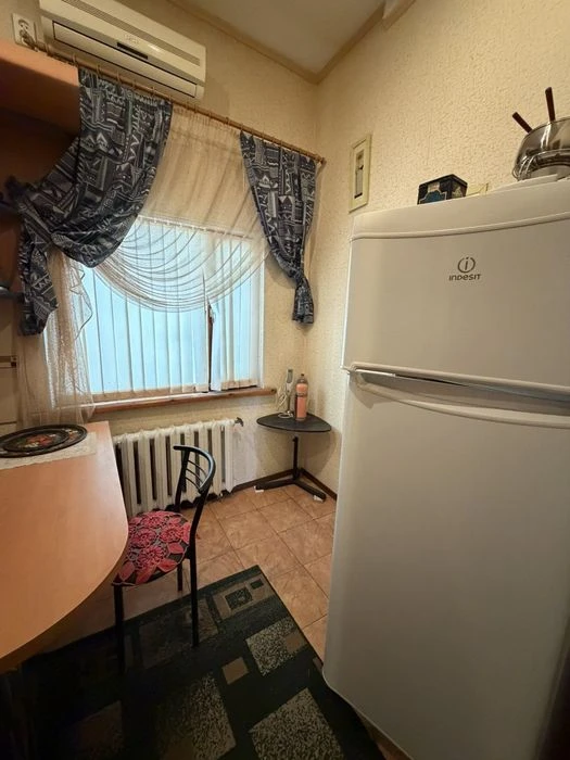 Sale of a 3-room apartment in the center with a basement in Zaporozhye