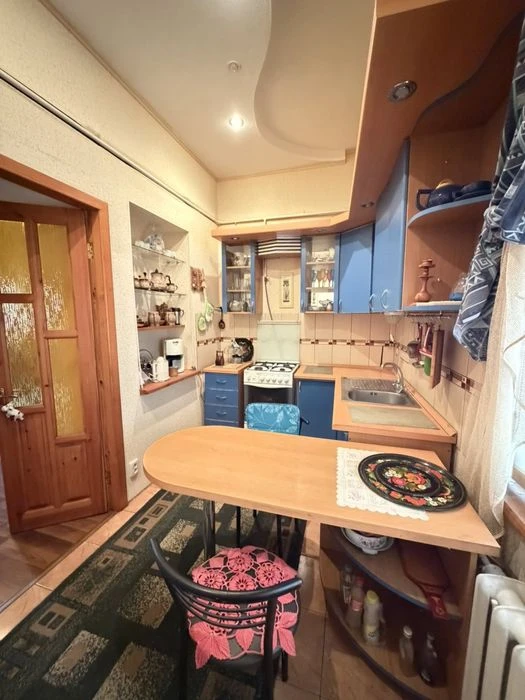 Sale of a 3-room apartment in the center with a basement in Zaporozhye
