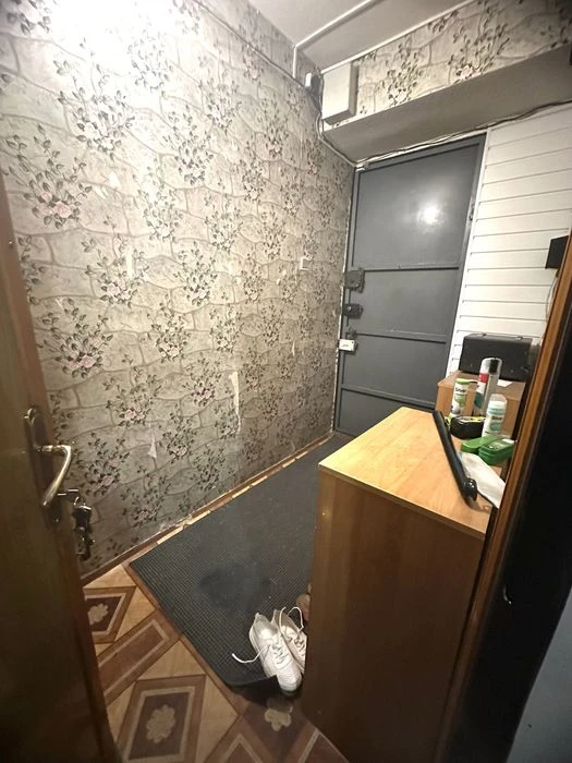 I will sell a large 2-room 60m2 Topol-3 (district Epicenter/Metro/