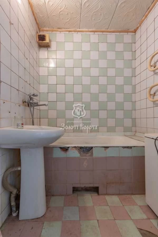 Продаж 3-кімнатної квартири 63.8 м², Поліська вул., 1