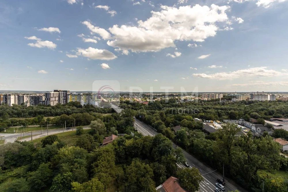 Простора 3-кімнатна квартира з панорамним видом у зданому бу
