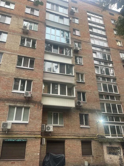 Продам 3к Велика Васильківська 131, цегла, метро Либідська