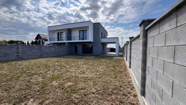 Продам котедж. Ділянка 5 сот. Паркан по периметру. масив Киї