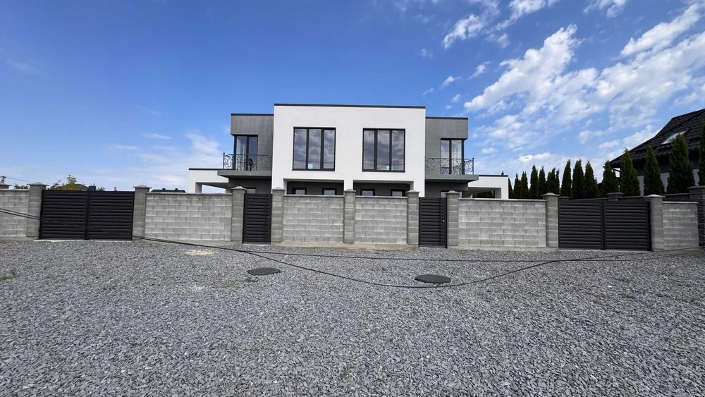 Продам котедж. Ділянка 5 сот. Паркан по периметру. масив Киї