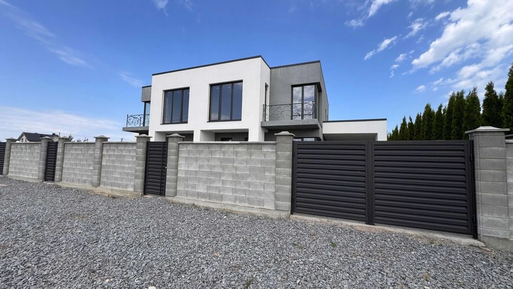 Продам котедж. Ділянка 5 сот. Паркан по периметру. масив Киї