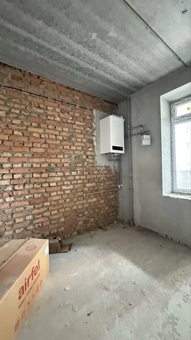 Продаж 1к . Інститутська . Зданий будинок з комунікаціями.