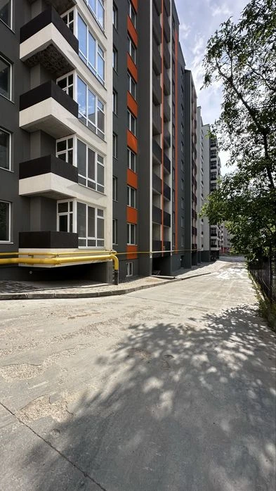 Продаж 1к . Інститутська . Зданий будинок з комунікаціями.