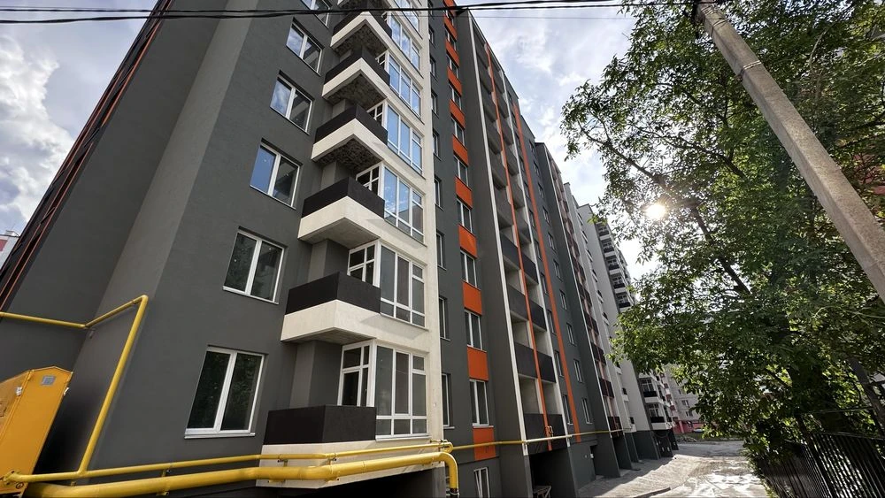 Продаж 1к . Інститутська . Зданий будинок з комунікаціями.