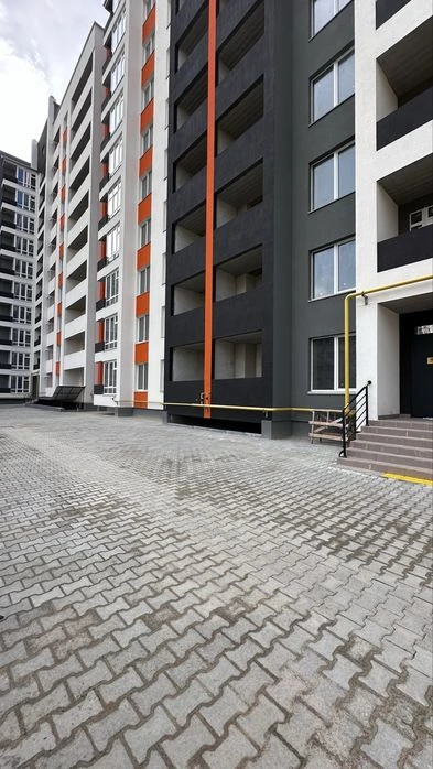 Продаж 1к . Інститутська . Зданий будинок з комунікаціями.