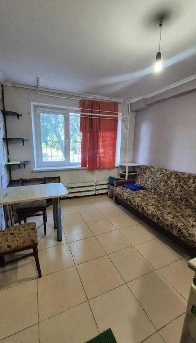 Продам 1к. гостинку со своими службами м. Индустриальная 10