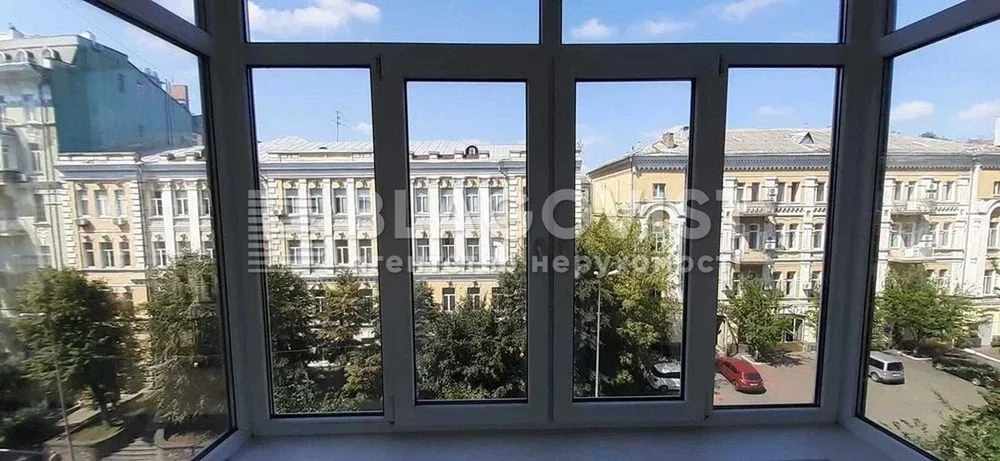 2К вул Тарасівська 3 СТАЛІНКА ЦЕНТР м. Університет м. Площа